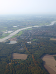 849877 Luchtfoto van de Nederrijn en een gedeelte van de Grebbeberg bij Rhenen (achtergrond).